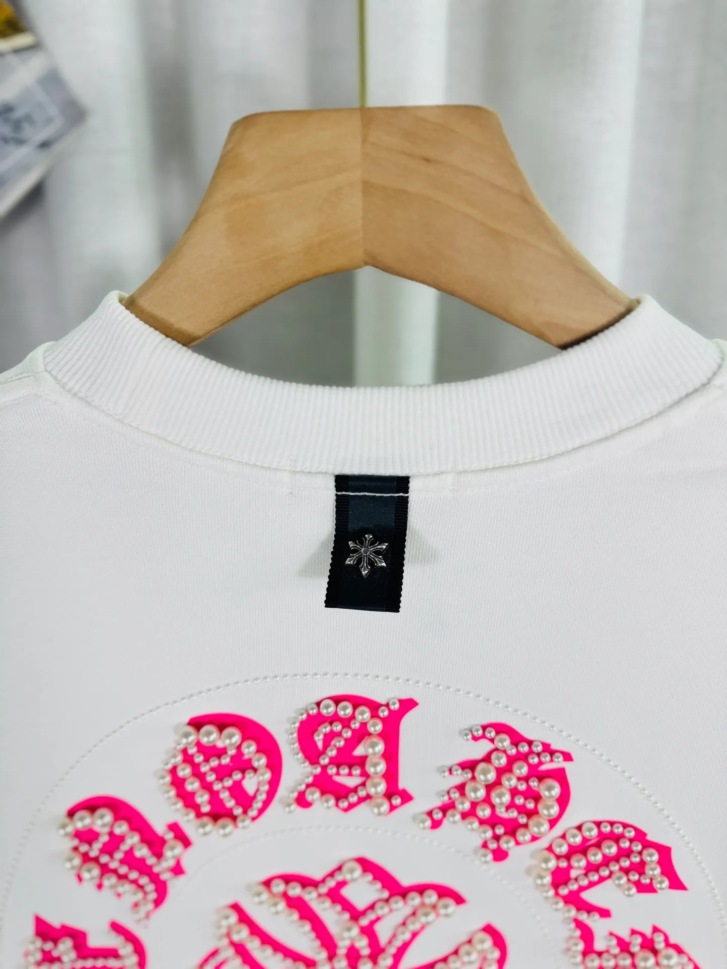P260 top version, real shot without P, ​​different from market currency) 𝗖𝗵𝗿𝗼𝗺𝗲 𝗛𝗲𝗮𝗿𝘁𝘀/Cro Heart 2025 Reflective Embroidered Beads Compass Embroidered Autumn and Winter New Original Counter American Laser Burnt 3D Pearl Embroidered Couple Casual Sweater 👑The highest version! Customized fabric 420g tripe terry fabric! American acid-washed and distressed original fabric laser burnt ✟appliqué embroidery and exquisite embroidery of letters! The best-selling model in the counter, very comfortable to wear. Accessories: original molded and authenticated collar label➕100% silk wash label. Genuine purchase-grade original hangtag➕matching hanging rope➕3D hanging beads➕original packaging bag. Craftsmanship: The original version has consistent wiring! The highest version of the armhole matching technique! Color: Black White Size: S M L XL Style No.: 9319